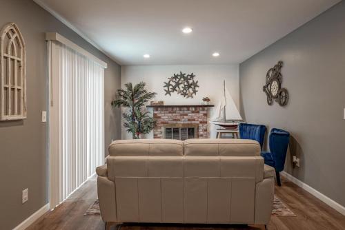 Ruang duduk di Peaceful Home close to Monterey, Big Sur, Carmel STR25-22