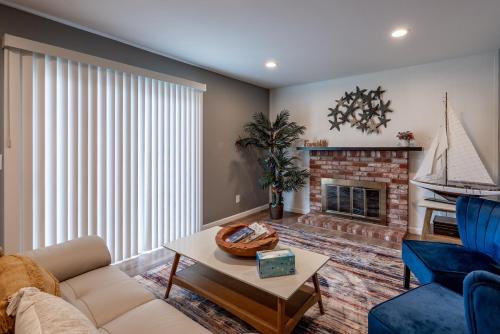 Ruang duduk di Peaceful Home close to Monterey, Big Sur, Carmel STR25-22