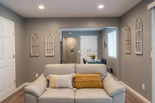 Ruang duduk di Peaceful Home close to Monterey, Big Sur, Carmel STR25-22