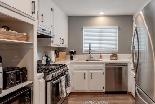 Dapur atau dapur kecil di Peaceful Home close to Monterey, Big Sur, Carmel STR25-22
