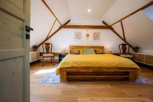 ein Schlafzimmer mit einem großen Bett im Dachgeschoss in der Unterkunft Chalupa Mahouš 19 