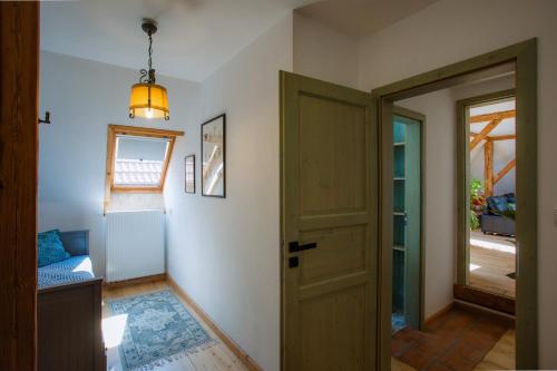 Zimmer mit einer Tür, einem Fenster und einem Flur in der Unterkunft Chalupa Mahouš 19 