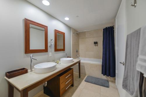 y baño con 2 lavabos y ducha. en Luxury 45th Floor Suite at Icon, en Miami