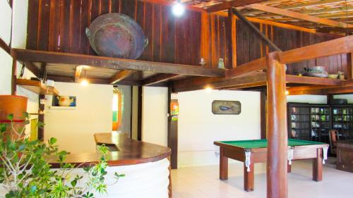 una stanza con tavolo e tavolo da ping pong di CASA MAR A VISTA a Cumuruxatiba