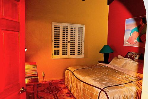 - une chambre avec un lit et une fenêtre dans l'établissement The Casita in the heart of Paradise Valley Arizona, à Scottsdale