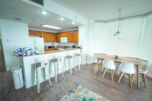 a kitchen with a table and some white chairs at ORLANDO - BLUE HERON Great Apt - 7 pax in Orlando