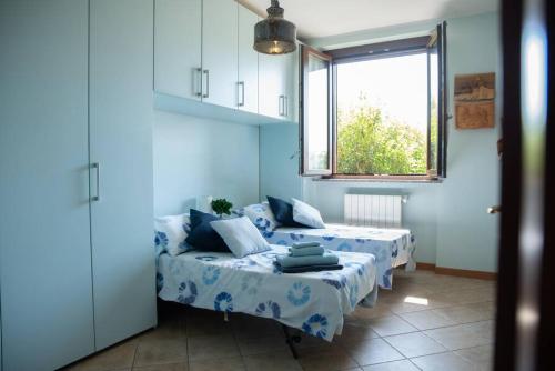 Cette chambre comprend 2 lits et une fenêtre. dans l'établissement Casa Schatz Settala Milano, à Settala