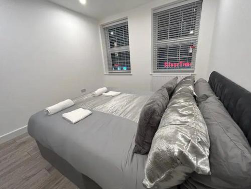 2 Bedroom Luxury Appartment في فينتشلي: سرير كبير في غرفة نوم مع أريكة