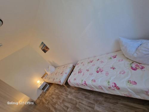 een kleine slaapkamer met een bed met bloemen erop bij Wunderschöne 3 Zimmer Ferien und Monteurswohnung 20 