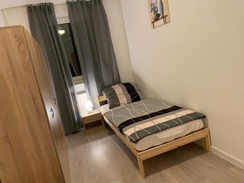 een klein bed in een kamer met een raam bij Wunderschöne 3 Zimmer Ferien und Monteurswohnung 20 