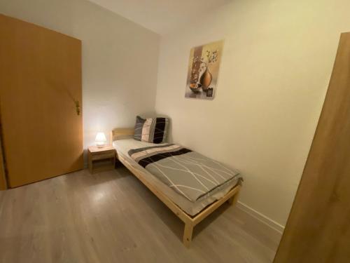 een kleine slaapkamer met een bed in een kamer bij Wunderschöne 3 Zimmer Ferien und Monteurswohnung 20 