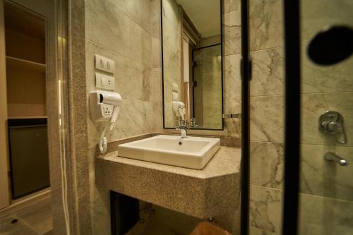 a bathroom with a sink and a mirror at Gold's Pyramids Hotel in Cairo