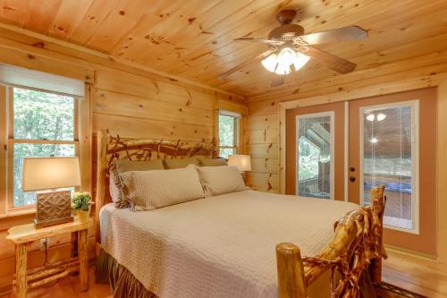 une chambre avec un lit et un ventilateur de plafond dans l'établissement Blue Ridge Cabin Rental with Hot Tub and Creek Access!, à Blue Ridge