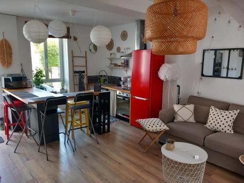cocina y sala de estar con nevera roja en Côte d'Opale - Maison Cocooning Classé 3 Étoiles en Marquise