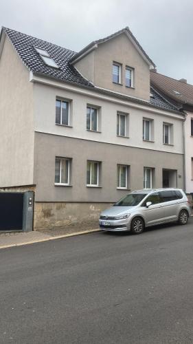 una macchina argentata parcheggiata di fronte a un edificio di Ferienwohnungen Funke für Monteure in Apolda a Apolda