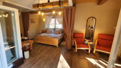 Schlafzimmer mit einem Bett, einem Fenster und einem Spiegel in der Unterkunft Joy's apartman Molnári 