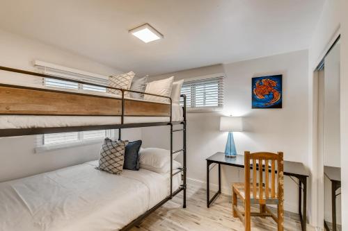 een slaapkamer met 2 stapelbedden en een bureau bij The Urban Cowboy Bunk House in Phoenix