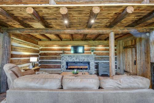 ein Wohnzimmer mit zwei Sofas und einem Kamin in der Unterkunft Bedford Cabin with Porch, 5 Mi to Historic District! in Bedford