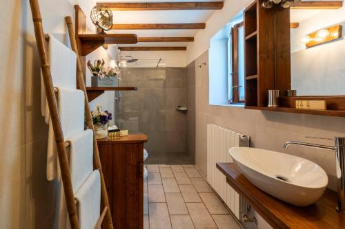 bagno con lavandino e servizi igienici di Villa Rosch a Lezzeno