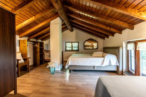 een slaapkamer met een bed en een houten plafond bij Villa Rosch in Lezzeno