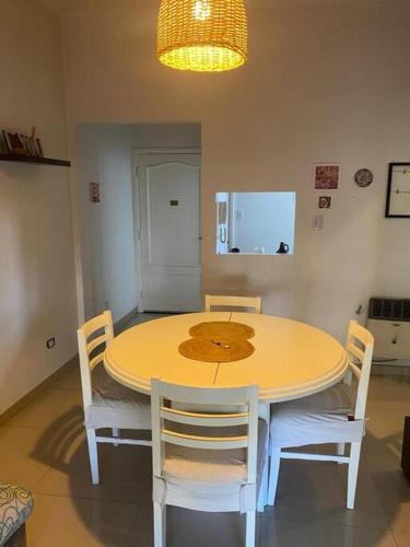 comedor con mesa, sillas y luz en Comodo departamento de 3 amb. en Buenos Aires
