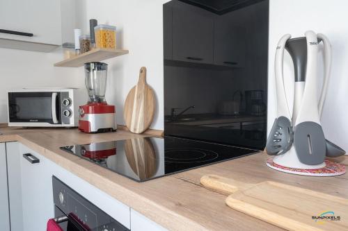 a kitchen with a counter top with a blender at L'Anse Plage appartement 2 chambres avec spa à 200 m de la plage, jardin Privé et Parking in Les Trois-Îlets
