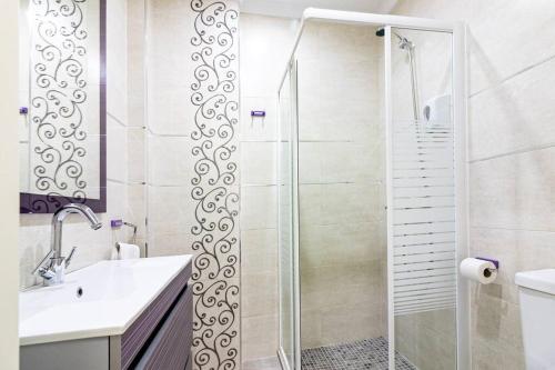 een badkamer met een douche en een wastafel bij Felix Saenz Apartments! in Málaga