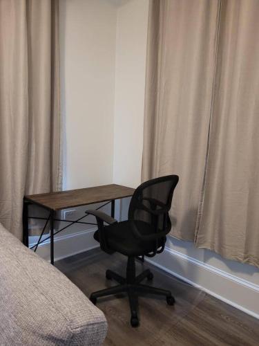 een bureau met een stoel voor een raam bij Walk To Duke Campus! 1 Bedroom In Trinity Park! in Durham