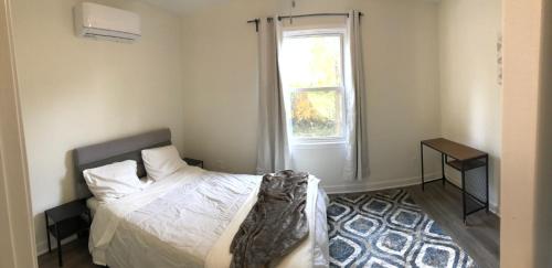 a bedroom with a bed and a window at Lakewoodlyon Park Renovated Cottage Near Duke 23a in Durham