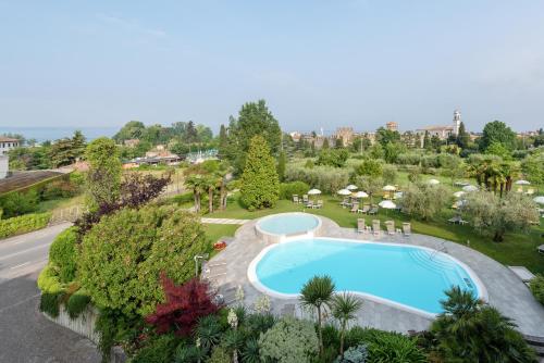an overhead view of a swimming pool in a garden at Hotel Giulietta Romeo in Lazise