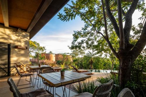 聖貝納迪諾的住宿－Tava Cerro，庭院配有桌椅和一棵树
