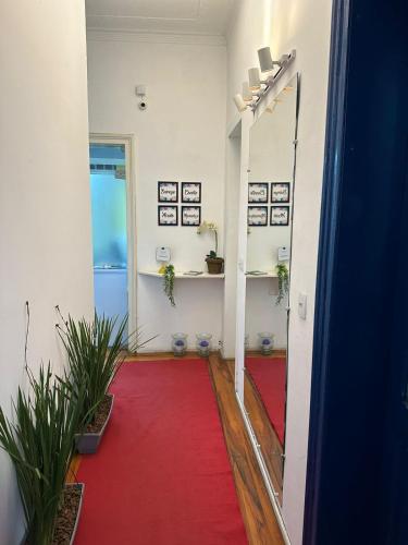 a room with a red carpet and a red rug at Hotel Cidade Imperial in Petrópolis