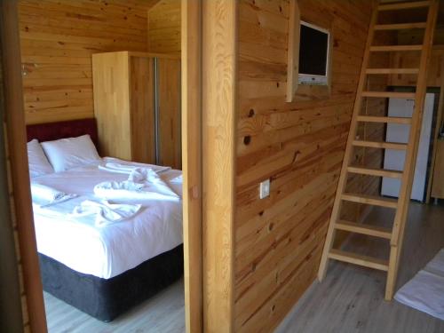 Un pat sau paturi într-o cameră la Azra Villas