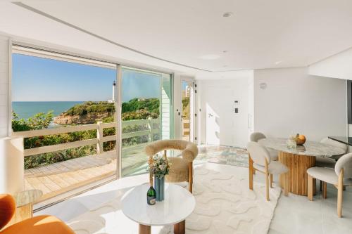 un salon avec vue sur l'océan dans l'établissement Light House, à Biarritz
