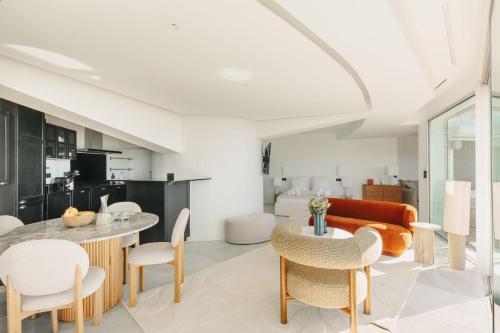 un salon avec une table, des chaises et un canapé dans l'établissement Light House, à Biarritz