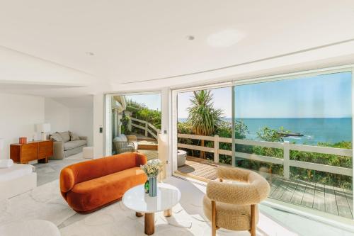 un salon avec vue sur l'océan dans l'établissement Light House, à Biarritz