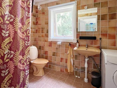 Yxlö的住宿－Holiday home YXLAN，一间带卫生间和水槽的浴室