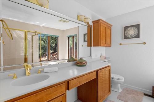 uma casa de banho com um lavatório e um WC em Oak Ridge at Palisades em Sedona