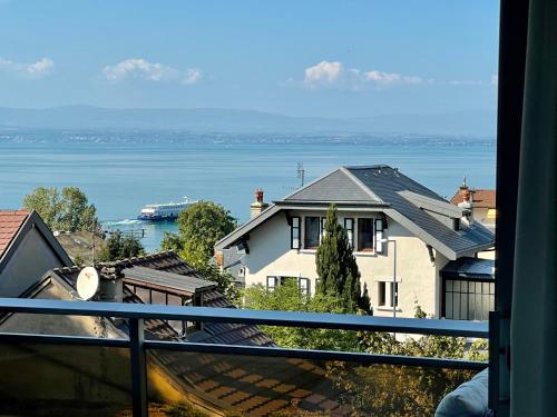 - une vue sur l'eau depuis une maison dans l'établissement Evian appartement confort Vue lac et parking privé, à Évian-les-Bains