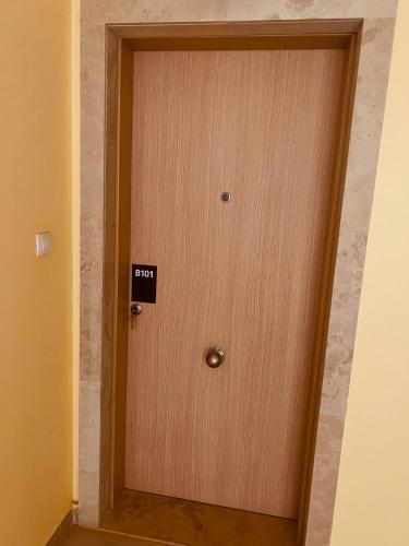 a wooden door with a sign that reads open at Apartamento T2 equipado Vila Verde in Santa Maria