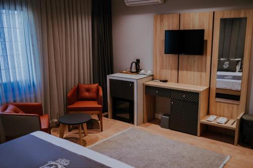 Habitación de hotel con cama y TV en Pier Hotel, en Estambul
