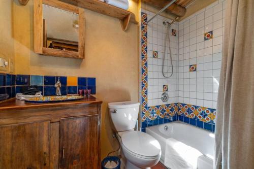 een badkamer met een toilet, een bad en een wastafel bij Canyon Getaway- Courtyard, Canyon Rd & Plaza, 1BR in Santa Fe