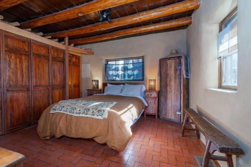 een slaapkamer met een bed en een bank in een kamer bij Canyon Getaway- Courtyard, Canyon Rd & Plaza, 1BR in Santa Fe