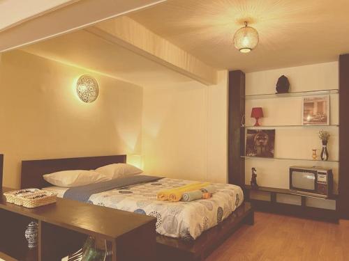 Un pat sau paturi într-o cameră la Zamalek Vintage Gem