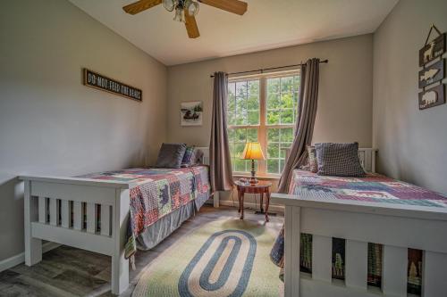 1 Schlafzimmer mit 2 Betten und einem Fenster in der Unterkunft Charming Family Country Lane Cottage 3 min to lake in Dandridge