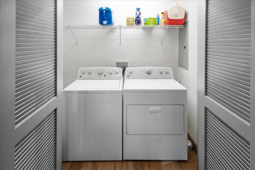 uma cozinha branca com um fogão e uma máquina de lavar louça em Crimson Sky Chalet em Sedona