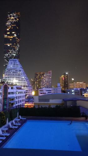 Bazén v ubytování Silom Cityview Paradise Room nebo v jeho okolí