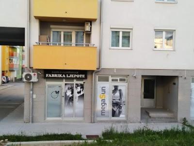 een wit gebouw met een geel balkon in een straat bij Reina Spa in Sarajevo