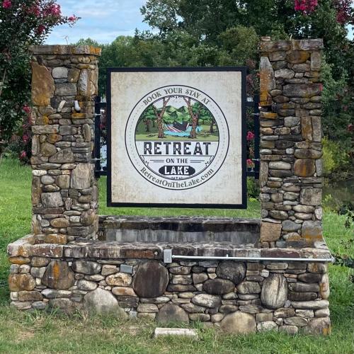 a sign for the retreat on the lake at a park at Retreat on the Lake in Hiawassee