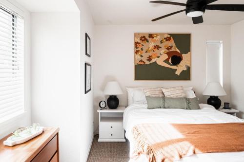 1 dormitorio con 1 cama y una pintura en la pared en 1 Bedroom Apt - Gym - DTC Boston Commons, en Greenwood Village